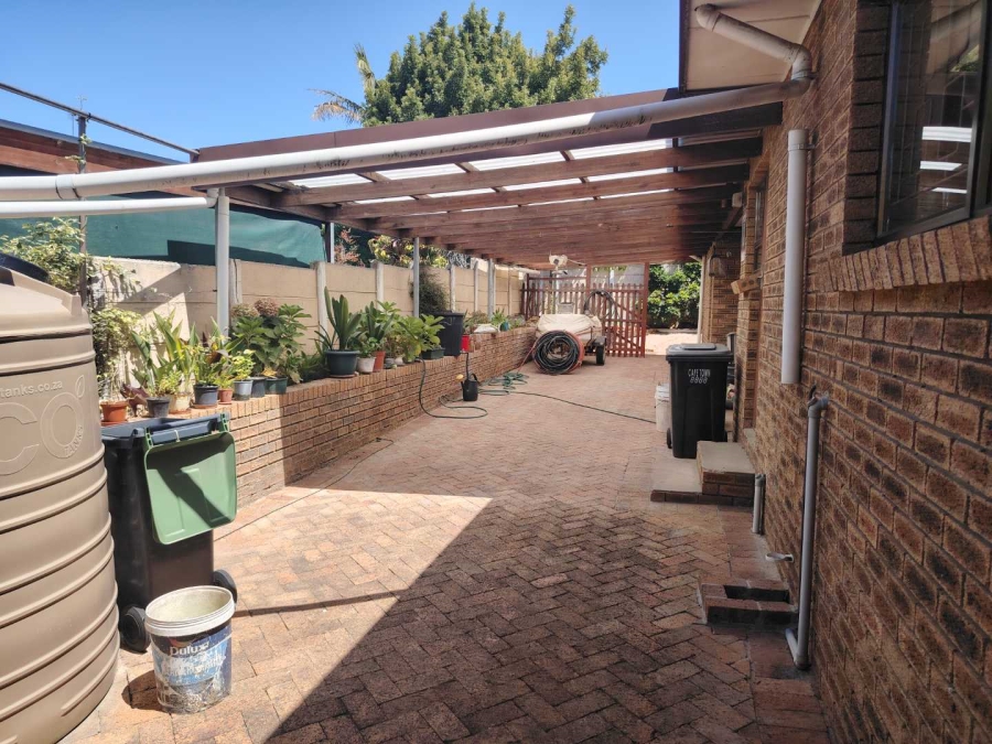 To Let 4 Bedroom Property for Rent in Ridgeworth Western Cape